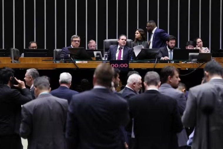 Câmara aprova ‘blindagem’ e dívidas partidárias em 15 anos