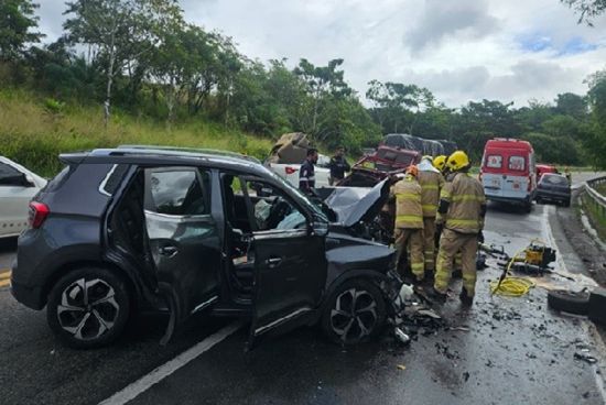 Colisão deixa quatro pessoas mortas e três feridas na BR-235