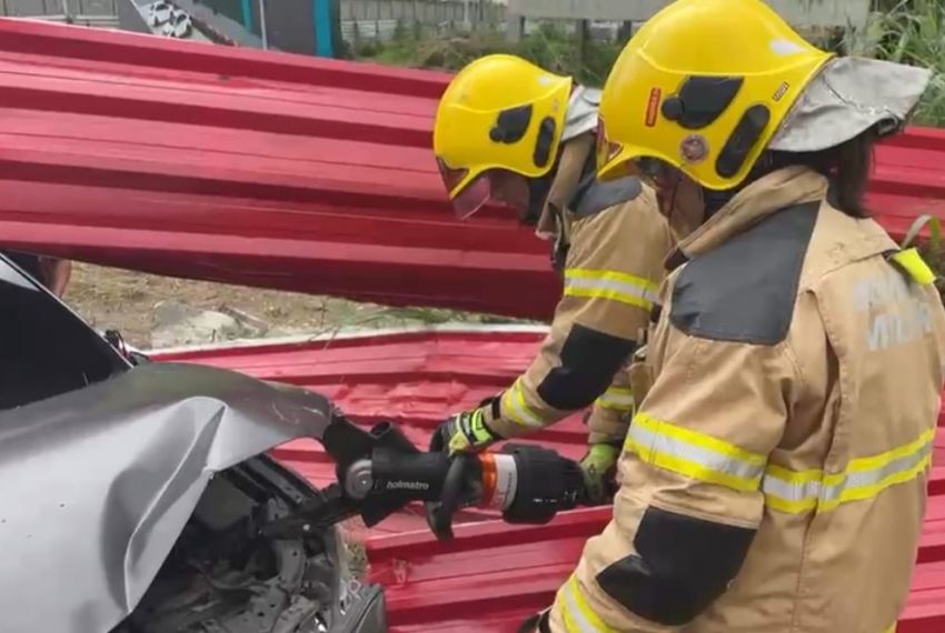 Motorista perde controle de veículo e colide com estrutura metálica em Itabaiana