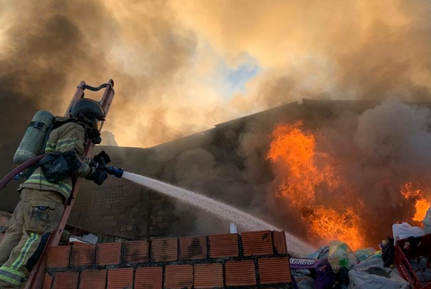 Incêndio atinge área de reciclagem no bairro América, em Aracaju