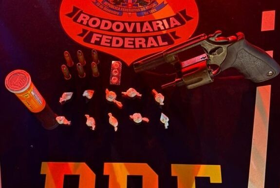 PRF prende casal por porte ilegal de arma e suspeita de tráfico de drogas na BR-101