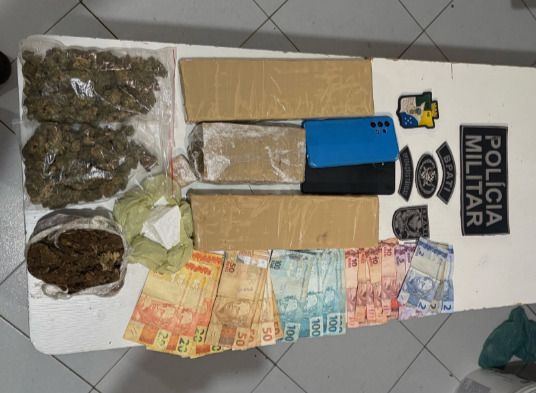 Dupla é presa com quase 3 kg de drogas em Capela