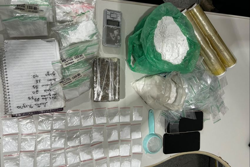PC apreende mais de 380 porções de cocaína e uma barra de maconha