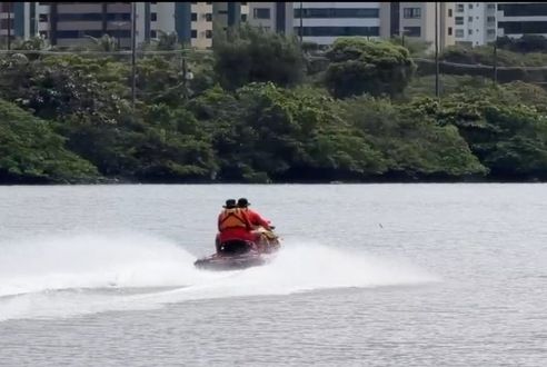 Buscas por adolescente desaparecido no mar são retomadas na Praia dos Artistas