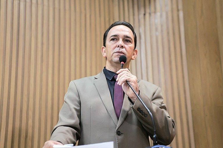 Fábio Meireles cobra explicações sobre ocupação de espaços públicos