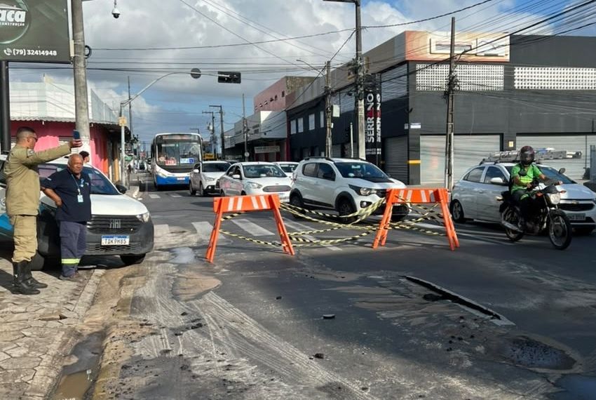 Obras em tubulação alteram trânsito na rua Mariano Salmeron