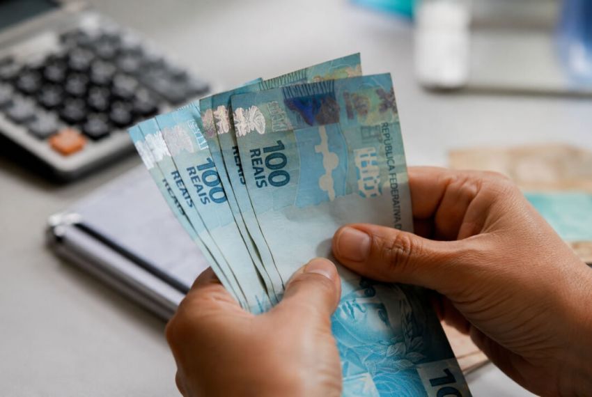 Salário mínimo deverá subir para R$ 1.741 em 2027