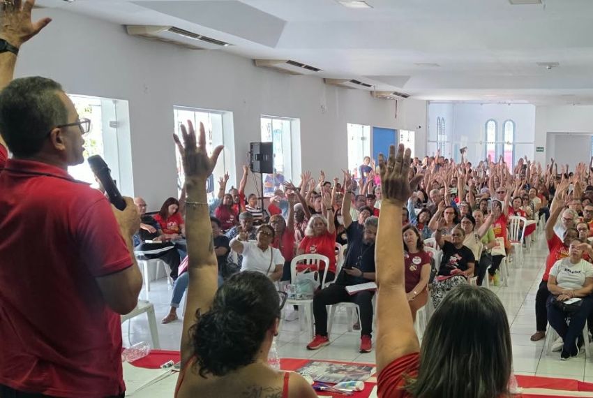 Professores da rede estadual cruzam os braços e convocam atos