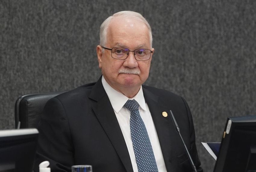 Fachin aguarda explicações de ministros para decidir sobre crise