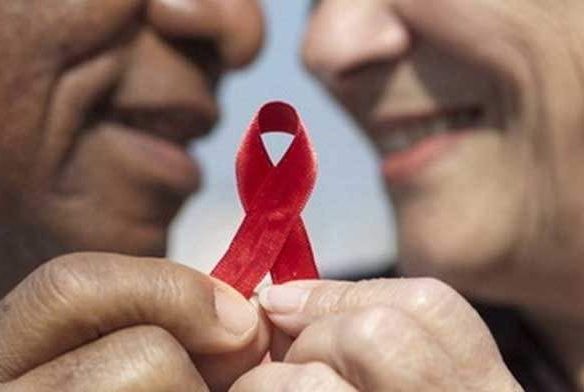 Almir Santana reforça importância de conversar com idosos sobre Aids e HIV