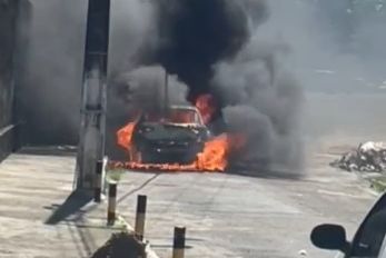 Carro pega fogo no bairro Ponto Novo