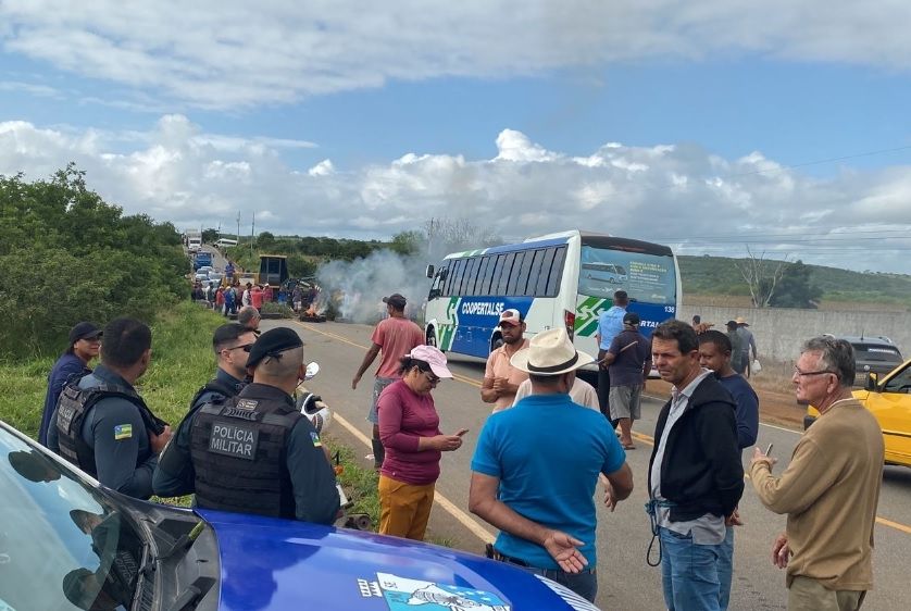 Assentados do Jacaré-Curituba protestam na rodovia SE-230