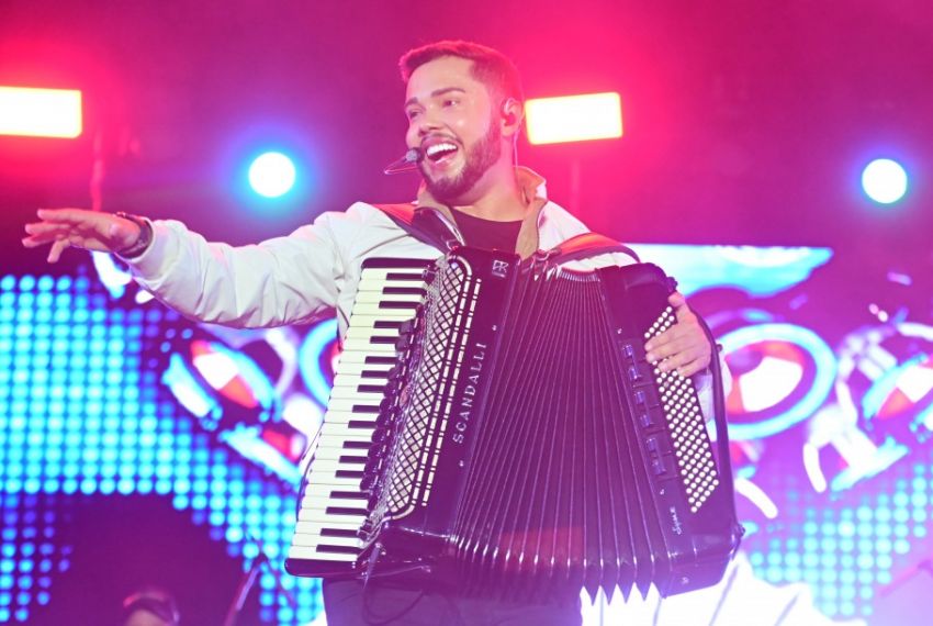 Danielzinho Júnior faz show em último dia da Vila do Forró