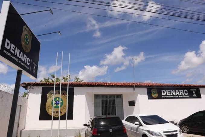 Denarc prende mulher e apreende adolescente por tráfico de drogas