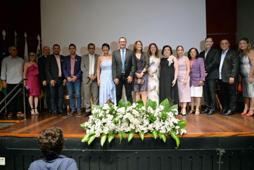 Zezinho Sobral é agraciado com maior honraria da educação sergipana