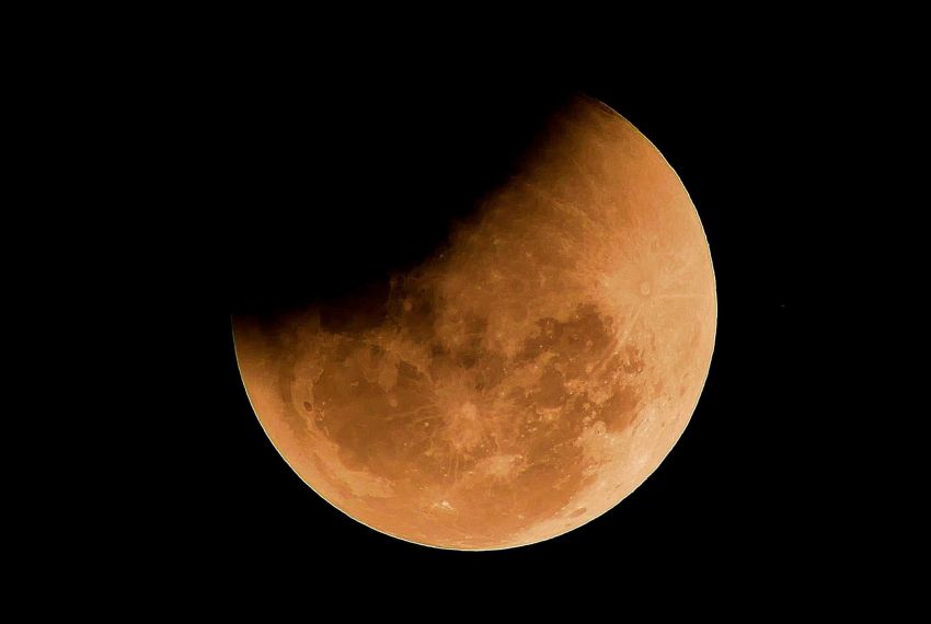 Eclipse parcial da Lua acontece hoje; veja como assistir pela internet