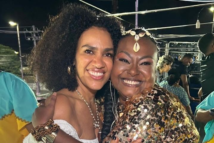 Livia Aquino abraça Mariene de Castro