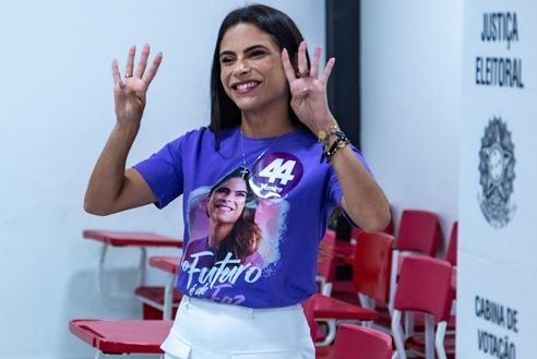 Yandra Moura votou no Colégio Arquidiocesano