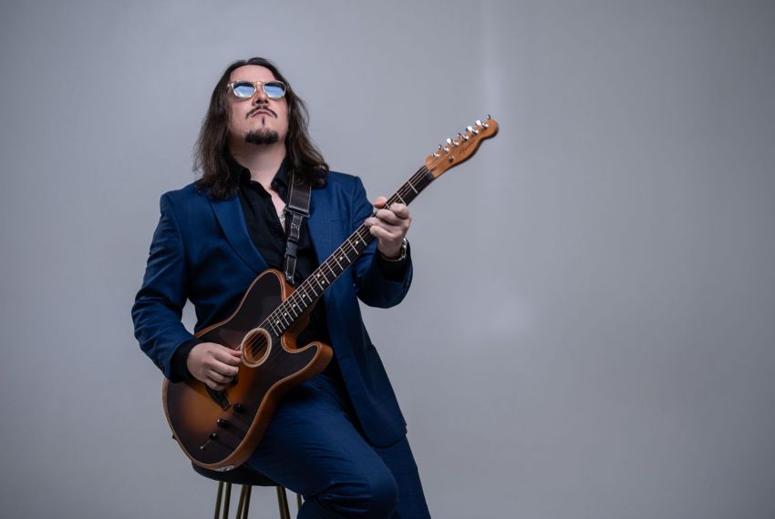 Pela primeira vez em Aracaju, cantor Dino Fonseca apresenta 'De volta aos anos 80'