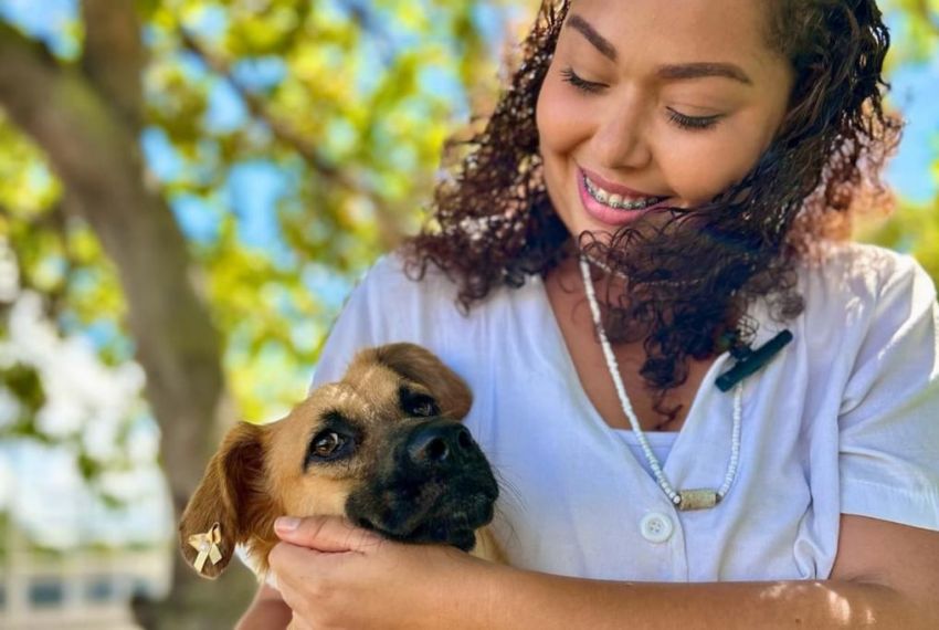 Animais de estimação adotados ganham espaço como apoio terapêutico