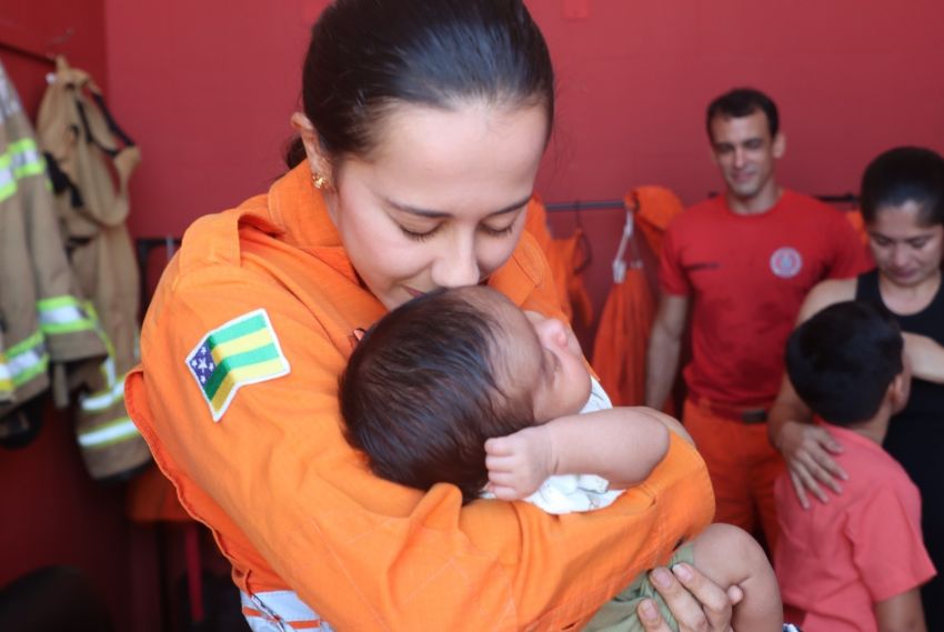 Bebê engasgado é salvo por bombeiros a caminho de incêndio