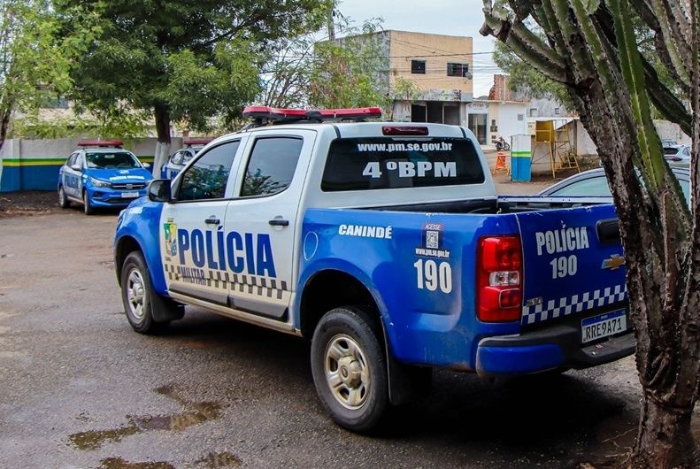 Mulher é presa por abandonar quatro crianças sozinhas em residência