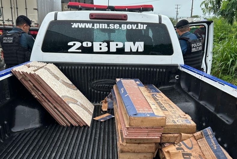 PMSE prende seis homens por saque em carga tombada na BR-101