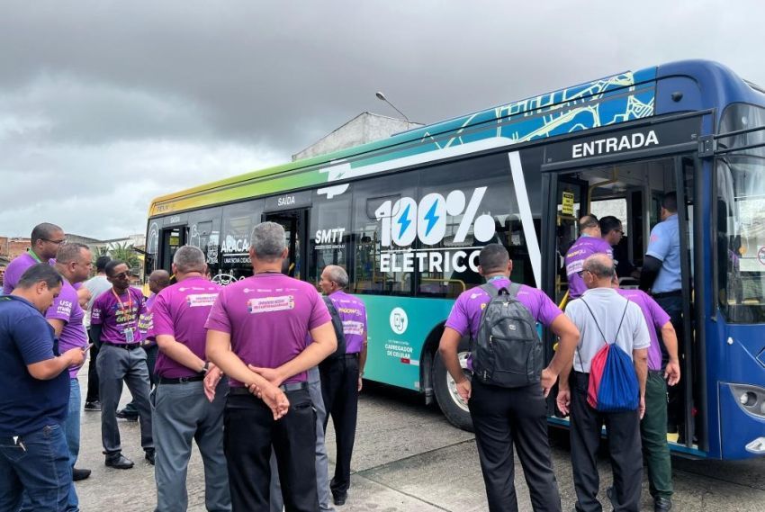 Motoristas recebem capacitação para operar novos ônibus elétricos