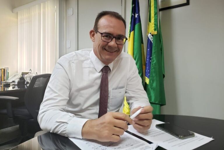 Vice-governador Zezinho Sobral permanece internado