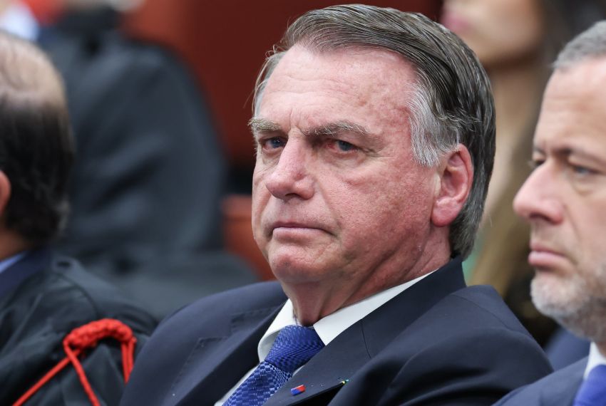 Moraes dá 24 horas para Bolsonaro explicar uso de redes sociais