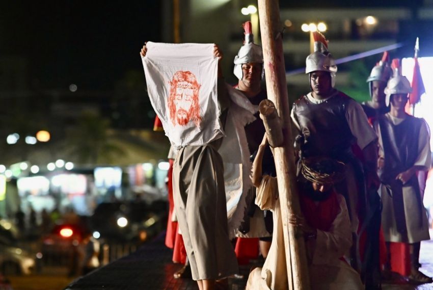 Emoção e devoção marcam primeiro dia de encenação da Paixão de Cristo