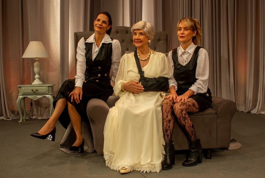Ana Rosa, Helena Ranaldi e Fernanda Nobre apresentam “Três Mulheres Altas”