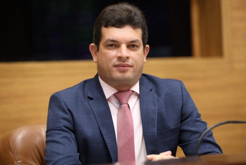 Paulo Júnior volta a cobrar debate sobre piso salarial de assistentes sociais