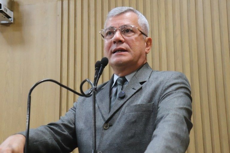 Iran Barbosa solicita devolução de direitos suspensos dos servidores