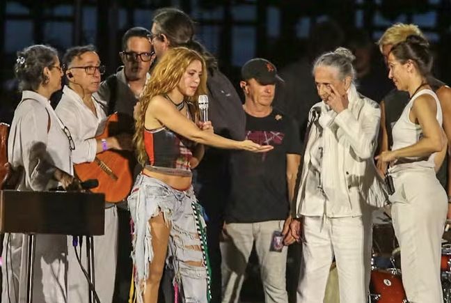 Shakira ensaia em Copacabana e se surpreende com público