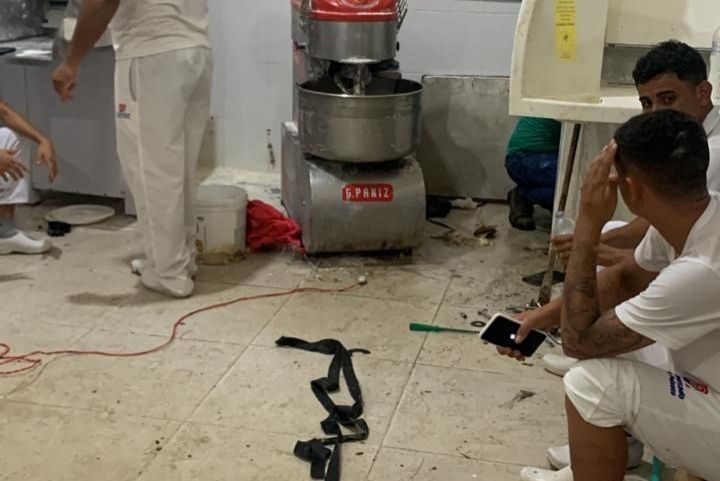 Homem tem braço preso em maquinário e é socorrido por bombeiros
