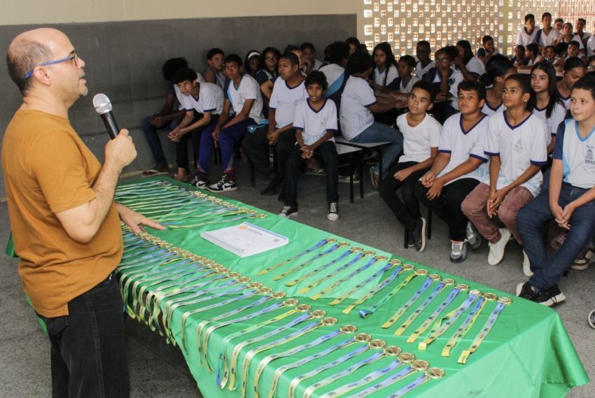 Alunos da Escola Tancredo Neves são premiados por participação em olimpíada
