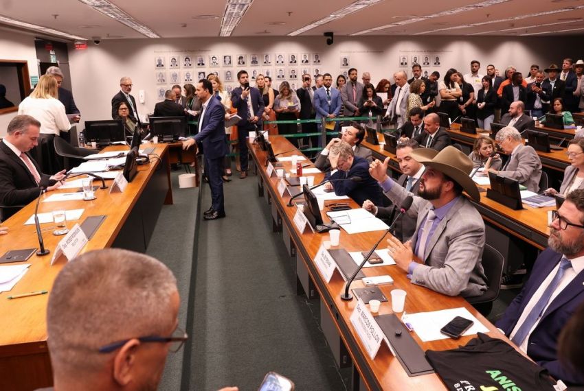 Conselho de Ética suspende três deputados por motim na Câmara