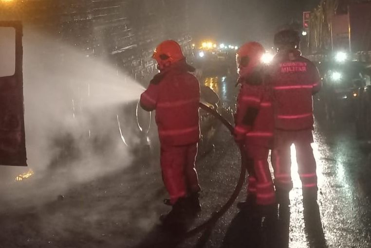 Bombeiros combatem incêndio em caminhão na BR-101, em Maruim