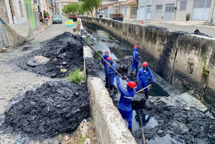 Prefeitura realiza retirada de mais de 5 mil toneladas de resíduos em canais