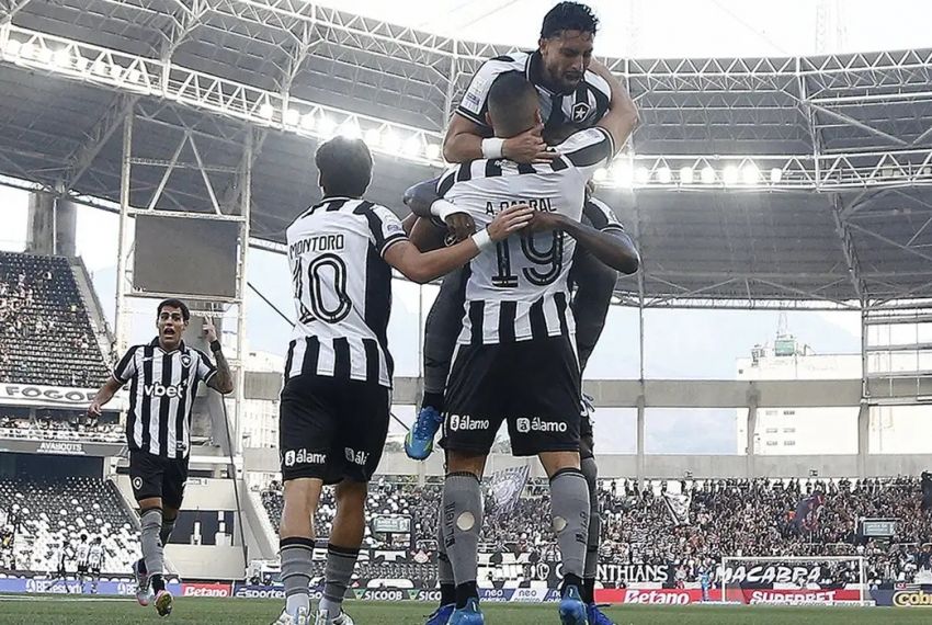 Botafogo vence Corinthians pelo Brasileirão com três de Arthur Cabral