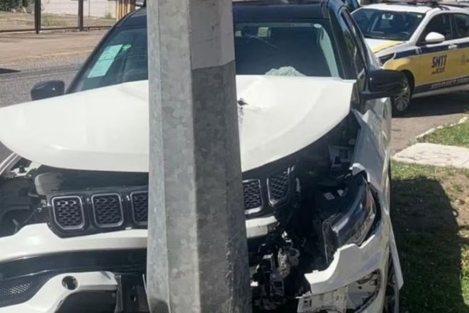 Condutora perde controle do carro e bate em poste em Aracaju