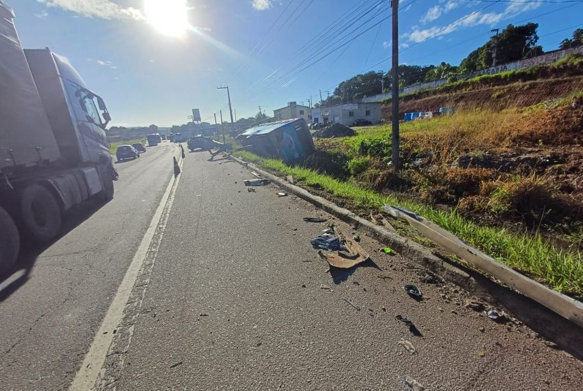 Ônibus com estudantes tomba após colisão na BR-101 em São Cristóvão