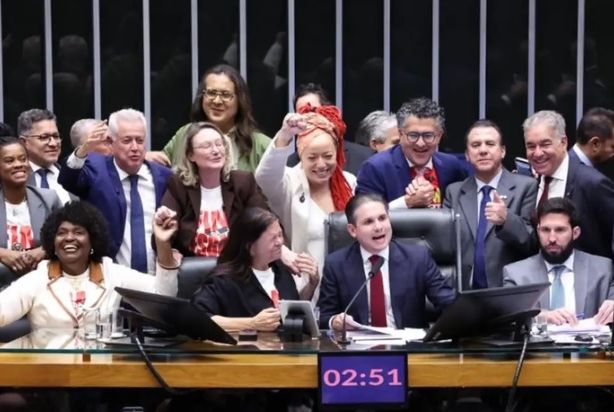 Câmara aprova PEC que acaba com escala 6×1 e reduz jornada