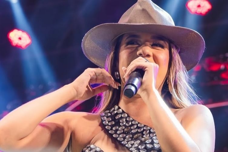 Yasmin Sensação na progamação do Forró Siri