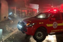 Bombeiros Militares combatem incêndio no Bairro Industrial em Aracaju