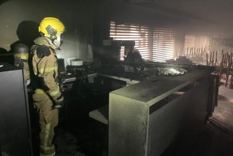 Incêndio atinge pizzaria na Orla da Atalaia e mobiliza Corpo de Bombeiros