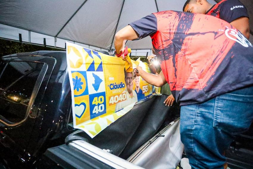 Cláudio Mitidieri inicia campanha com adesivaço em Aracaju