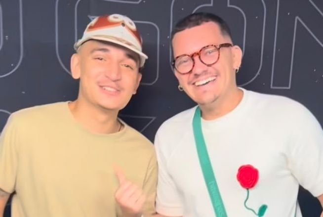 Ator sergipano presenteia o cantor João Gomes