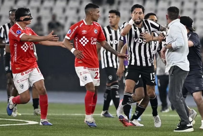 Botafogo x Cienciano termina com confusão